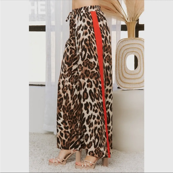 Chic Leopard Print Wide-Leg Pants with Red Accent - Picture 4 of 5
